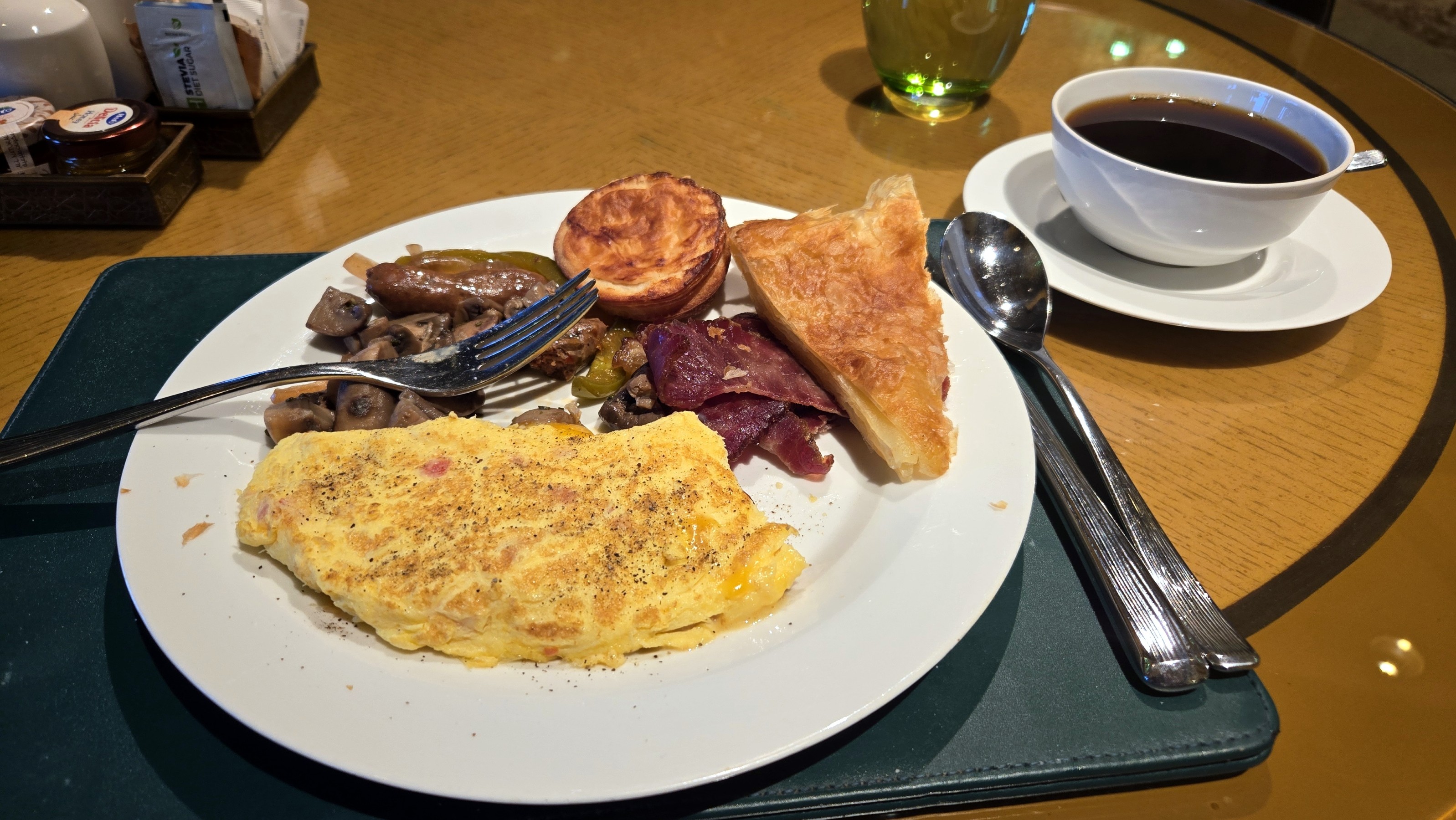Breakfast consisted of an omelette (not quite to Julia's standard, but quite passable), beef bacon (no pork to be found the entire trip), sausage (not so good) with peppers, mushrooms, a pastry and another made from phyllo dough.