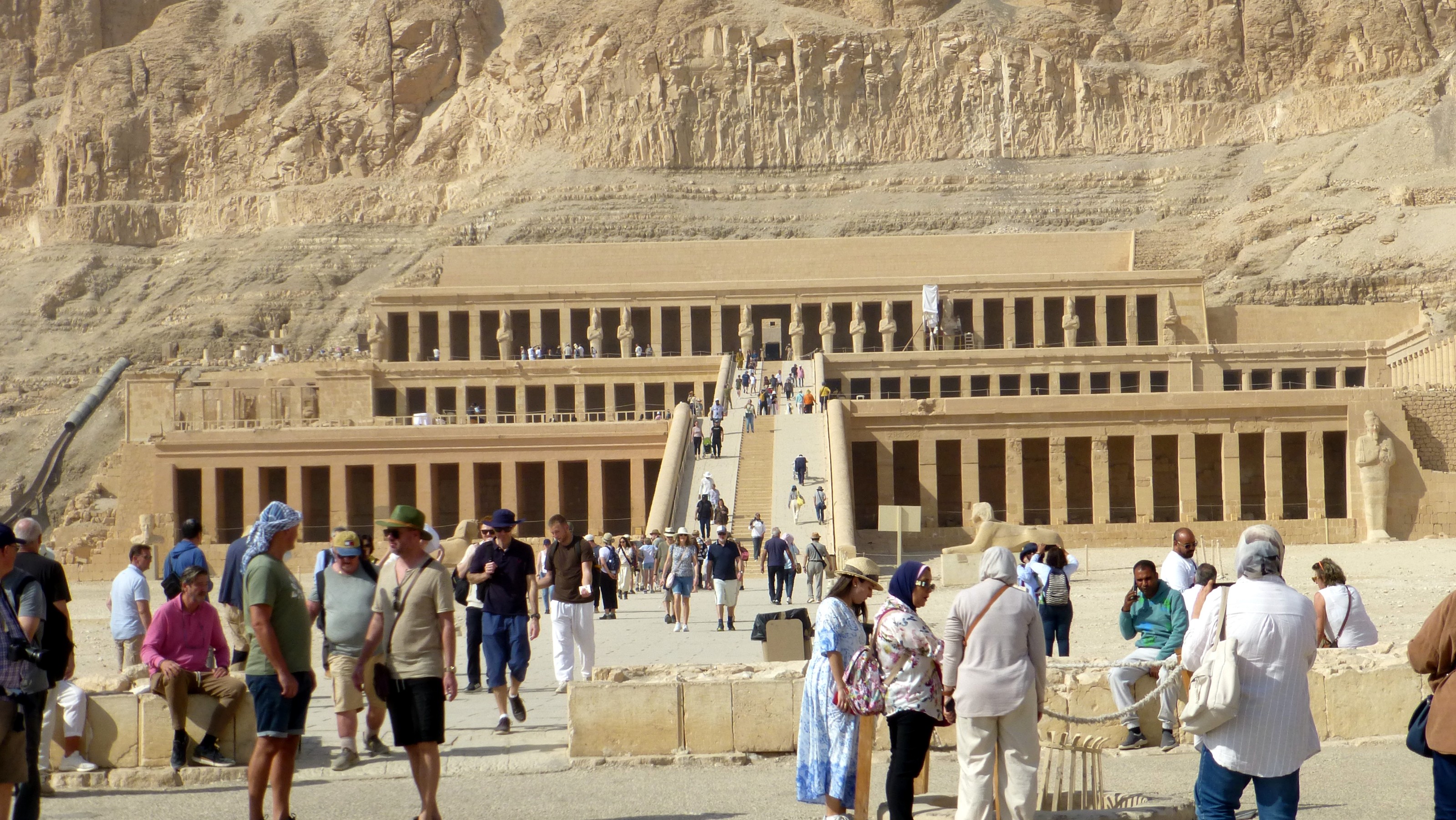 The Temple of Hatshepsut is the one you often see on TV with its broad avenue. However, because of the many steps leading into the temple, this is as close as I got.