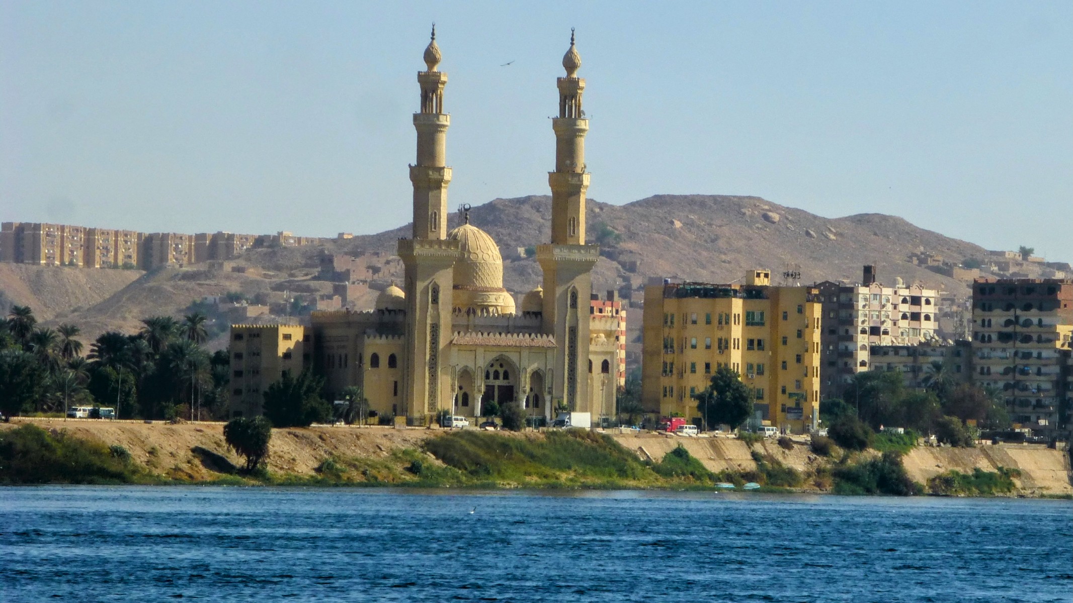 Just before reaching Aswan we passed this majestic mosque.