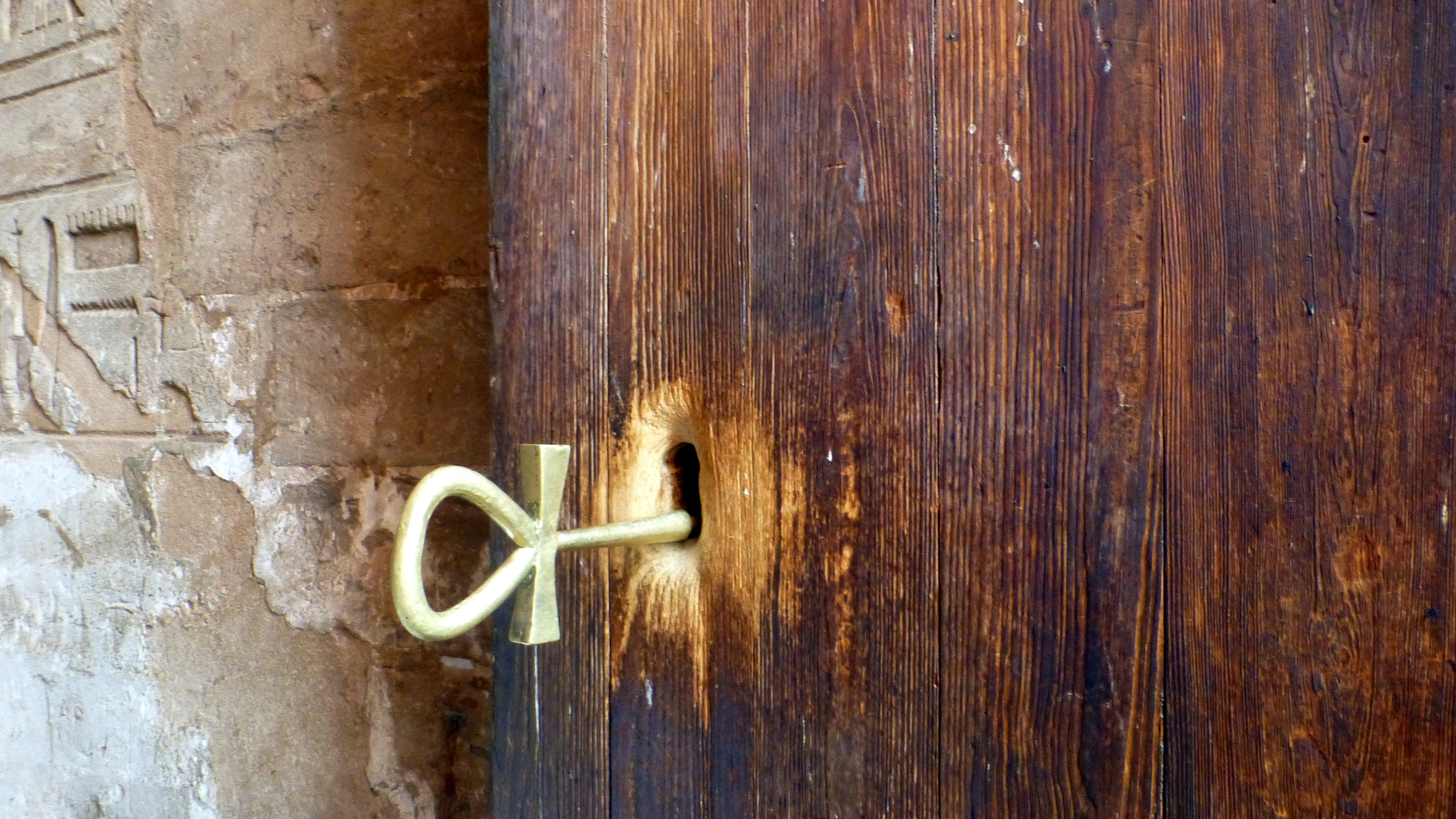 The <q>key</q> to the entrance is a golden ankh. (I don't think it is original.)