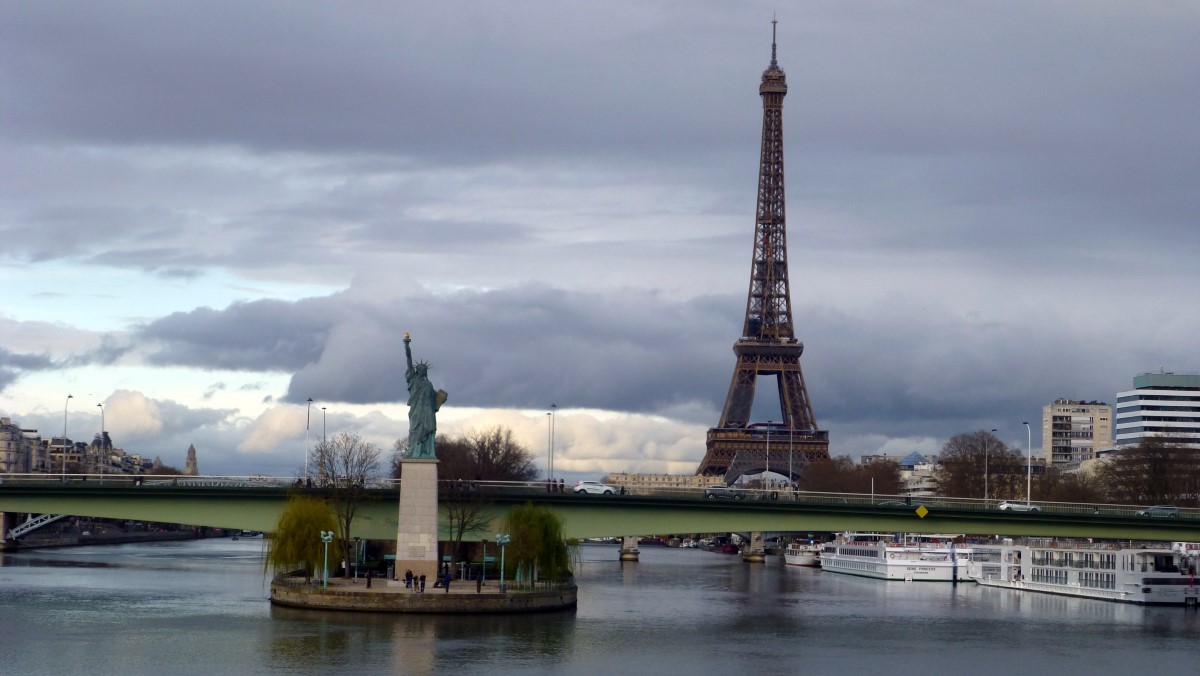 Lady Liberty Jr stands proudly on the <i>Île aux Cygnes</i>.