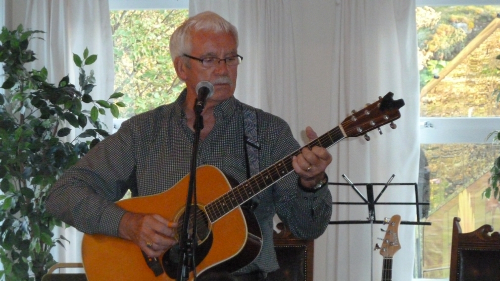 Alex entertaining the locals with a little Mark Knopfler