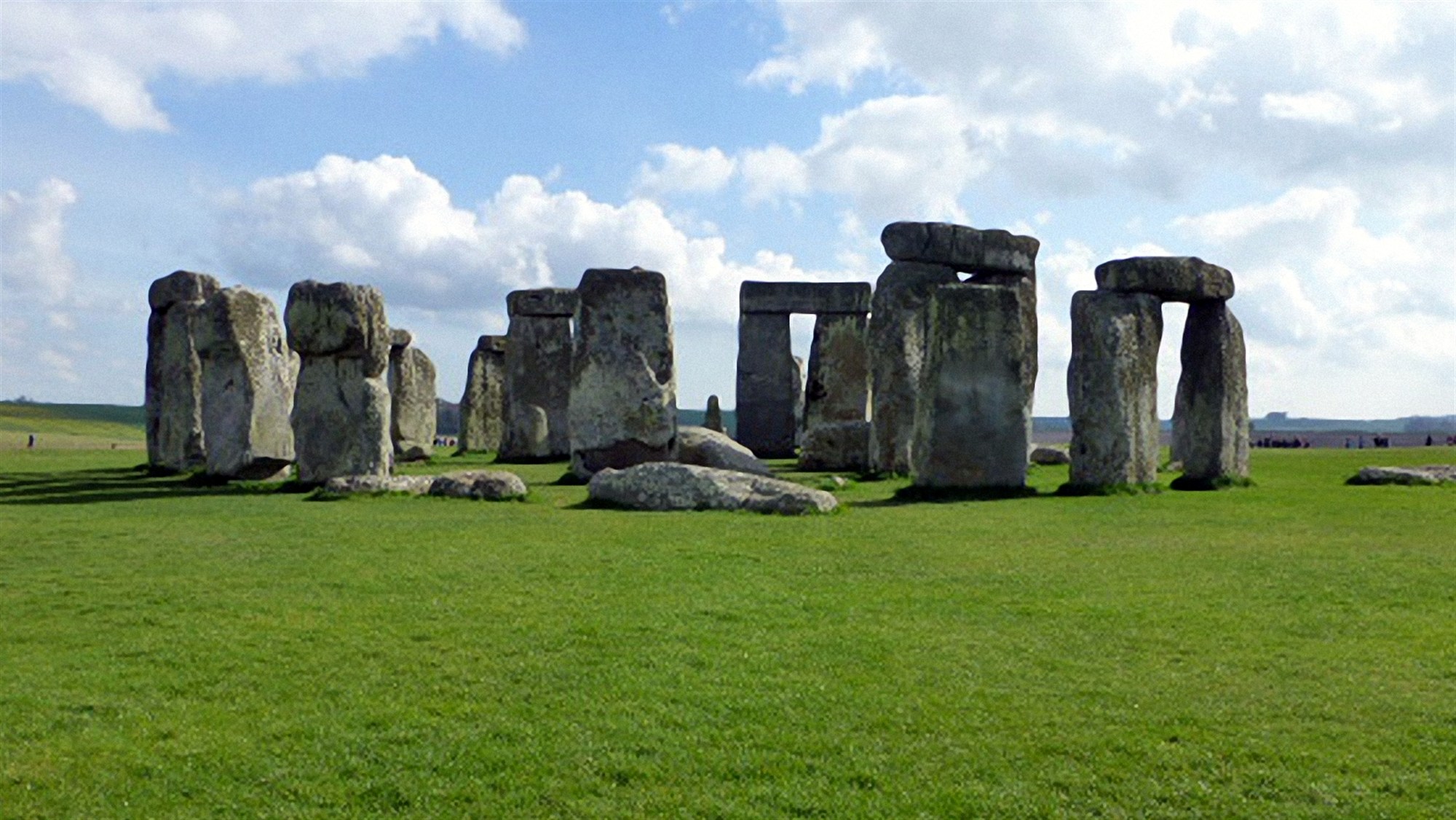 The outer ring Sarsen Stones with their Lentils.