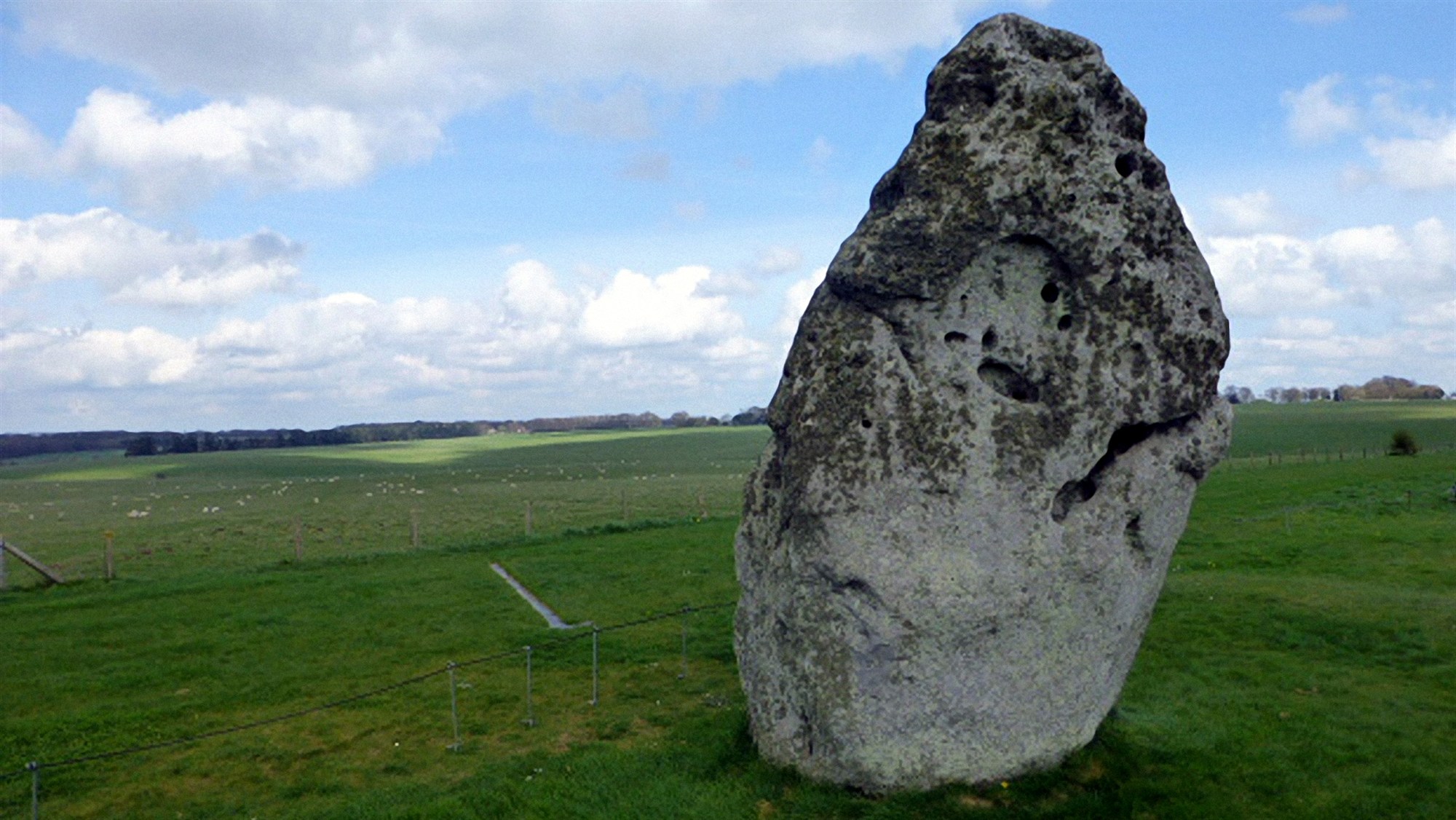 The Heel Stone or Friar’s Heel lies alone outside of the circle.