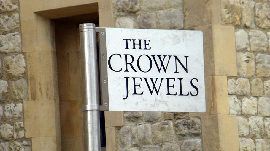 This is the closest I could get to a picture of the Queen’s actual Jools.