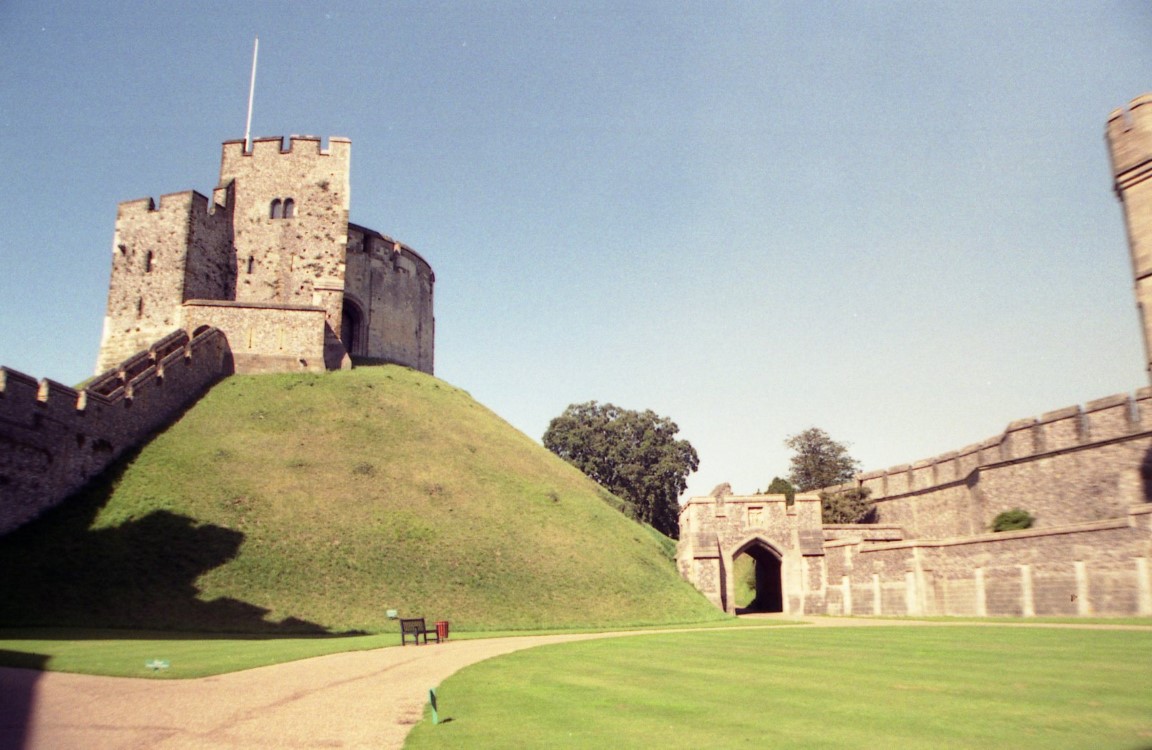 The Keep atop the Motte at Arundel Castle with the surrounding Bailey walls.