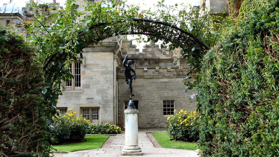 Just past the archway entrance to this garden you find this fabulouse statue of the god Mercury. (2005)