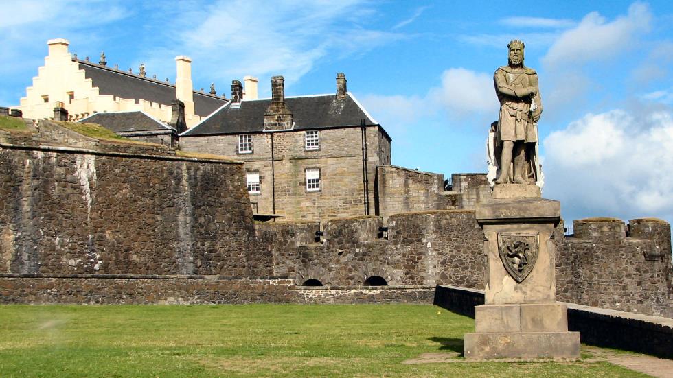 Robert the Bruce stands watch just outside the entrance to the Castle. (2005)