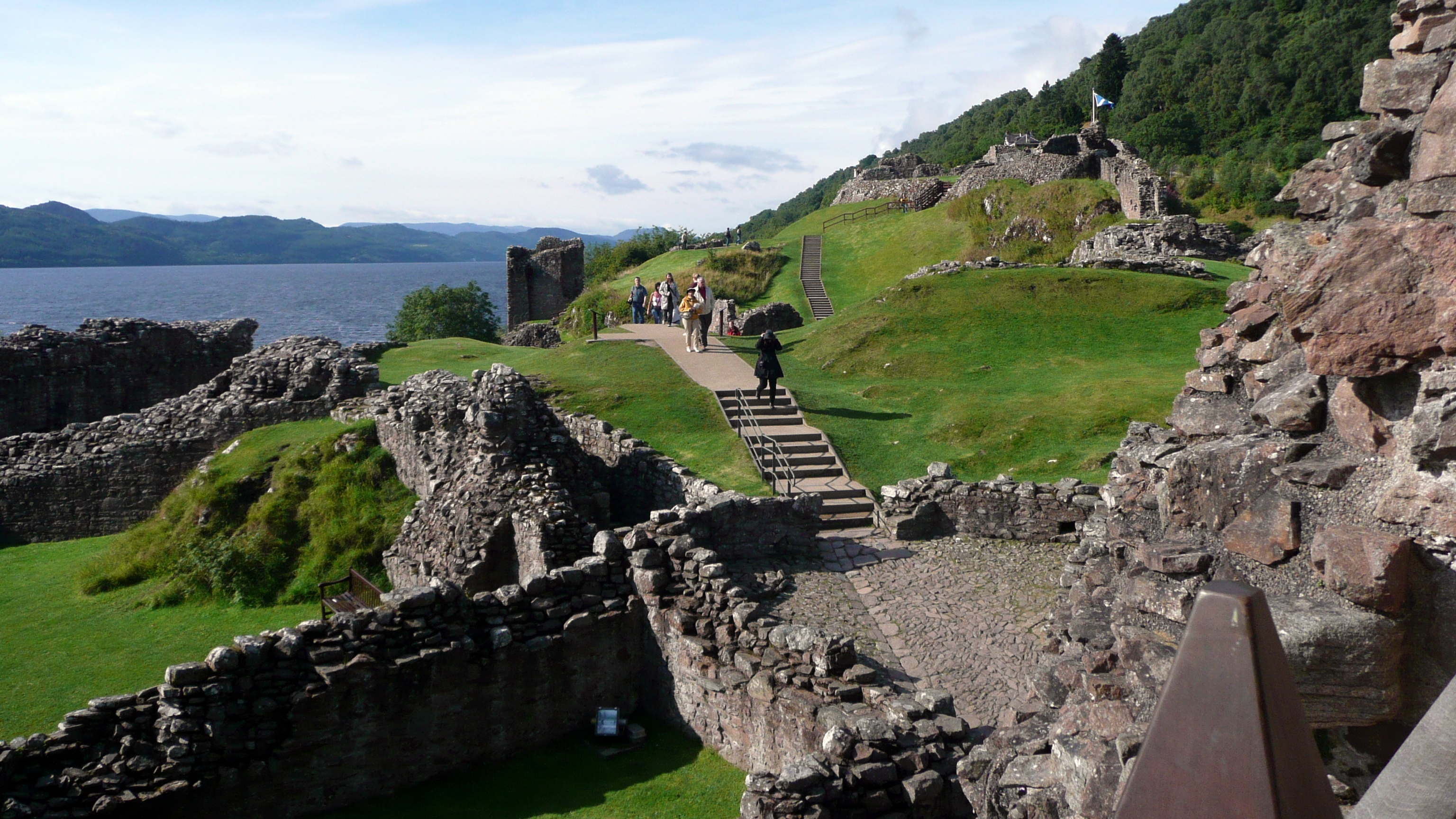 Looking from the Grant Tower to the Upper Bailey and the Motte (on the upper right with the flag). (2008)