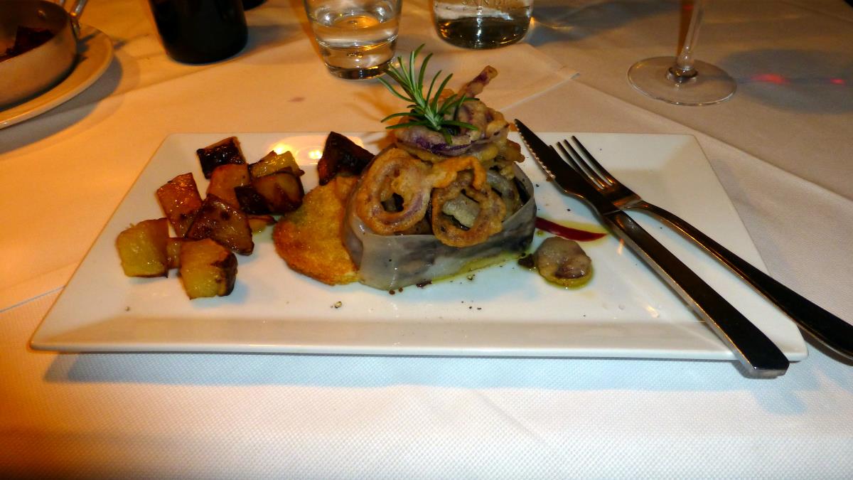 An excellent steak with fried red onions and roasted potatoes from Ristorante Il Grillo Moro.