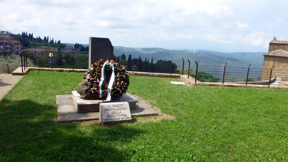 The monument reads “AL CADUTI MONTALCINESI DELLA RESISTENZA” which translates to “TO THE FALLEN MONTALCINESI [CITIZENS OF MONTALCINO] OF THE RESISTANCE”