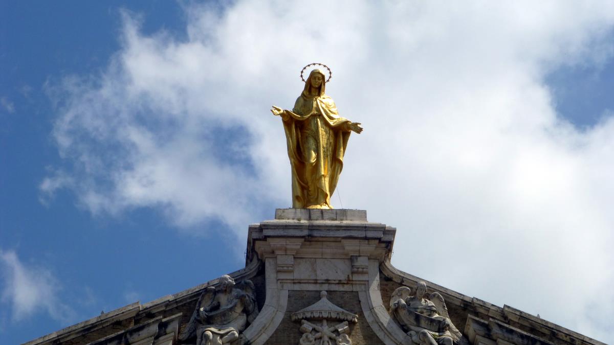 The Blessed Virgin atop the portico of >Basilica e al Sacro Convento di San Francesco
