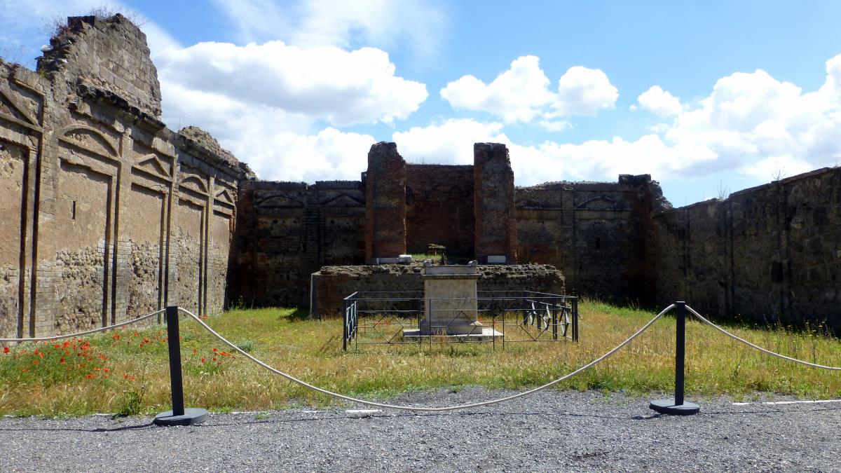 The <i>Tempio di Vespasiano</i> (Temple of Vespasian)