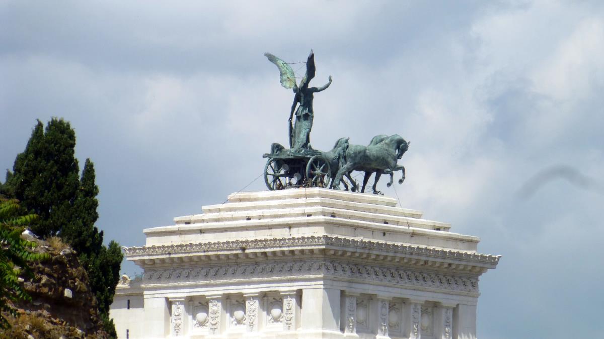 The <i>Quadriga dell'Unità </i>(Quadriga of Unity) atop the <i>Istituto per la storia del </i>Risorgimento italiano<i> (Institute for the History of Italian Risorgimento)</i>