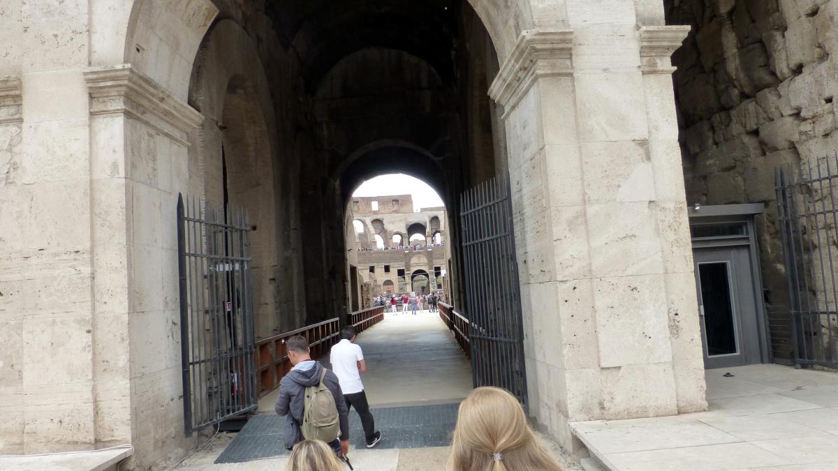 Entering the Colosseum from a gladiator's perspective 